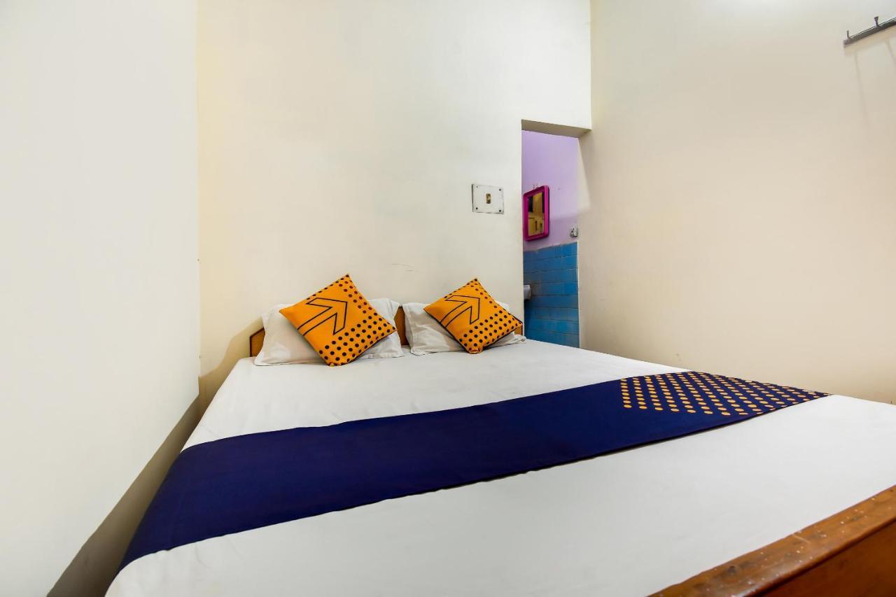 Spot On 61742 Kashika Hotel 3*
